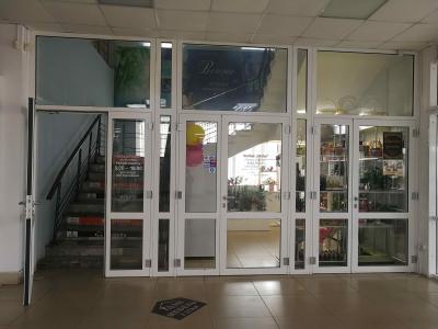 Комплект дверей и перегородок из ПВХ в ТЦ «Родны кут» (г.Глубокое, ул. Ленина, 7)