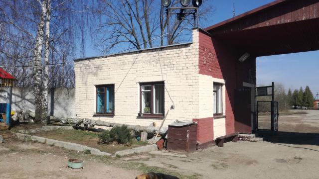 Комплекс зданий и сооружений автобазы общей пл. 1555 кв.м. с асфальтобетон. площадкой 0,8 га (г.Глубокое, ул. Железнодорожная, 1)