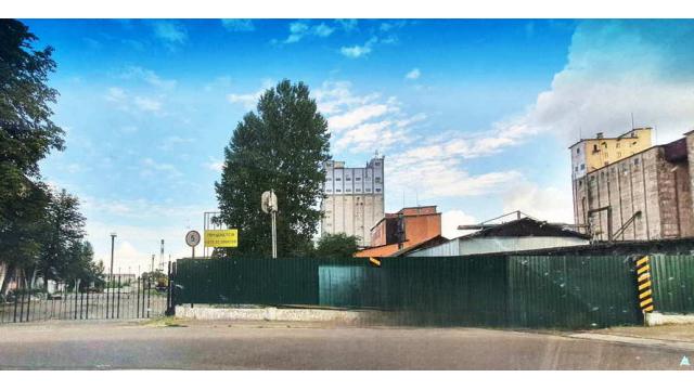 Комплекс 5 зданий торговой базы (АБК, склады и гаражи) общей пл. 2883,6 кв.м. с сетями и благоустройством территории, расположенных на земельном участке пл. 0,9684 га (Витебская обл., г.Витебск, ул. Мясникова, 4А)