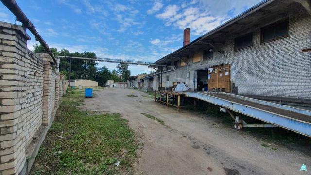 Комплекс 5 зданий торговой базы (АБК, склады и гаражи) общей пл. 2883,6 кв.м. с сетями и благоустройством территории, расположенных на земельном участке пл. 0,9684 га (Витебская обл., г.Витебск, ул. Мясникова, 4А)