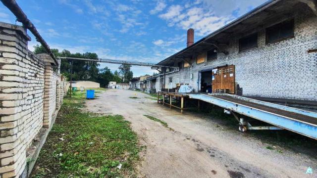 Комплекс 5 зданий торговой базы (АБК, склады и гаражи) общей пл. 2883,6 кв.м. с сетями и благоустройством территории, расположенных на земельном участке пл. 0,9684 га (Витебская обл., г.Витебск, ул. Мясникова, 4А)