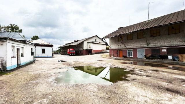 Комплекс 7 зданий торговой базы (АБК, магазин, склады и гаражи) общей пл. 3885,8 кв.м. с сетями и благоустройством территории, расположенных на земельном участке пл. 1,3306 га (Витебская обл., г.Витебск, ул. Горбачевского, 25)