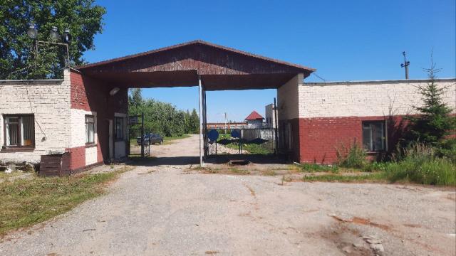Комплекс зданий и сооружений автобазы общей пл. 1555 кв.м. с асфальтобетон. площадкой 0,8 га (г.Глубокое, ул. Железнодорожная, 1)