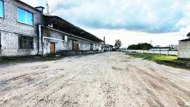 Комплекс 5 зданий торговой базы (АБК, склады и гаражи) общей пл. 2883,6 кв.м. с сетями и благоустройством территории, расположенных на земельном участке пл. 0,9684 га (Витебская обл., г.Витебск, ул. Мясникова, 4А)