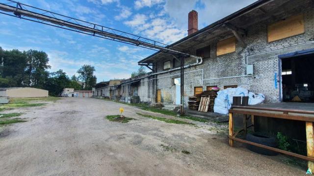 Комплекс 5 зданий торговой базы (АБК, склады и гаражи) общей пл. 2883,6 кв.м. с сетями и благоустройством территории, расположенных на земельном участке пл. 0,9684 га (Витебская обл., г.Витебск, ул. Мясникова, 4А)