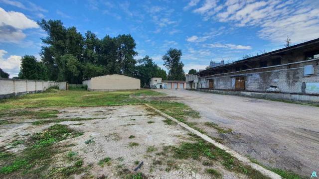 Комплекс 5 зданий торговой базы (АБК, склады и гаражи) общей пл. 2883,6 кв.м. с сетями и благоустройством территории, расположенных на земельном участке пл. 0,9684 га (Витебская обл., г.Витебск, ул. Мясникова, 4А)