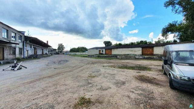 Комплекс 5 зданий торговой базы (АБК, склады и гаражи) общей пл. 2883,6 кв.м. с сетями и благоустройством территории, расположенных на земельном участке пл. 0,9684 га (Витебская обл., г.Витебск, ул. Мясникова, 4А)