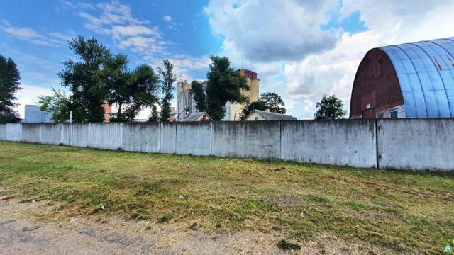 Комплекс 5 зданий торговой базы (АБК, склады и гаражи) общей пл. 2883,6 кв.м. с сетями и благоустройством территории, расположенных на земельном участке пл. 0,9684 га (Витебская обл., г.Витебск, ул. Мясникова, 4А)