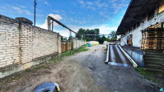 Комплекс 5 зданий торговой базы (АБК, склады и гаражи) общей пл. 2883,6 кв.м. с сетями и благоустройством территории, расположенных на земельном участке пл. 0,9684 га (Витебская обл., г.Витебск, ул. Мясникова, 4А)